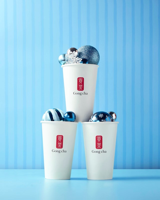 Chiếc ly m&ugrave;a đ&ocirc;ng của Gongcha g&acirc;y ấn tượng mạnh mẽ bởi thiết kế kho&aacute;c l&ecirc;n m&igrave;nh sắc xanh dương pastel dịu d&agrave;ng nhưng tươi mới, trẻ trung lấy cảm hứng từ những quả ch&acirc;u xanh Noel