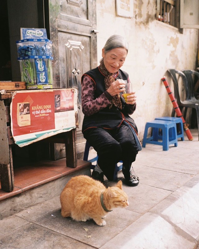 Người Hà Nội thường bắt đầu ngày mới bằng những điều giản dị, và một ly trà nóng vào buổi sáng đã trở thành biểu tượng của sự bình yên, gắn kết con người với thiên nhiên và chính bản thân mình. Hương trà ấm áp lan tỏa, hòa quyện cùng không khí trong lành buổi sớm mai, như lời chào nhẹ nhàng và đầy ấm áp của một ngày mới.