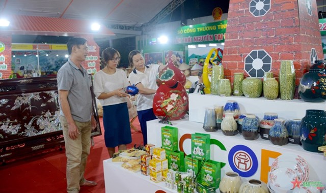 Gian hàng trưng bày, giới thiệu sản phẩm OCOP của thành phố Hà Nội tại một hội chợ.