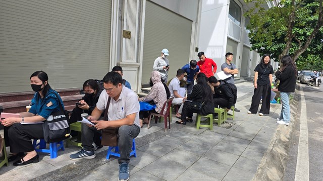 Nhiều người thức trắng đ&ecirc;m để được v&agrave;o đăng k&yacute;, nộp hồ sơ mua nh&agrave; &nbsp;