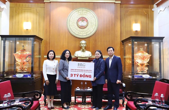 B&agrave; Nguyễn Ho&agrave;ng Yến - Ph&oacute; Tổng Gi&aacute;m đốc Tập đo&agrave;n BRG đại diện trao tặng ủng hộ qua Ủy ban Trung ương MTTQ Việt Nam