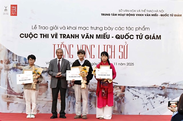 Trao giải Nh&igrave; cho c&aacute;c t&aacute;c giả &nbsp;