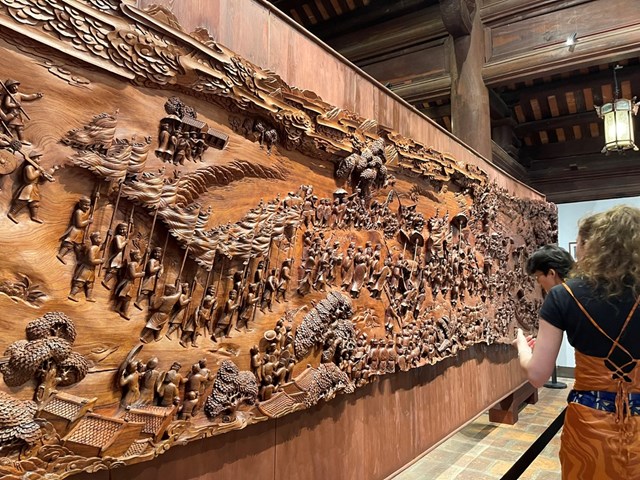 Tranh gỗ Vinh quy b&aacute;i tổ, d&agrave;i 8,33m, được trao 2 kỷ lục Việt Nam: T&aacute;c phẩm tranh gỗ thủ c&ocirc;ng về chủ đề Vinh quy b&aacute;i tổ lớn nhất Việt Nam&nbsp;v&agrave; T&aacute;c phẩm tranh gỗ thủ c&ocirc;ng về chủ đề Vinh quy b&aacute;i tổ c&oacute; số lượng người nhiều nhất &nbsp;