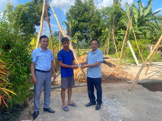 Đại diện ch&iacute;nh quyền x&atilde; Hưng Kh&aacute;nh trao tiền hỗ trợ x&acirc;y nh&agrave;. Ảnh: Ch&iacute;nh quyền địa phương cung cấp. &nbsp;