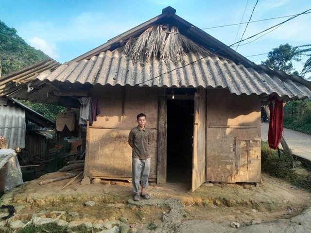 Ng&ocirc;i nh&agrave; cũ của một trong 4 hộ được hỗ trợ trong dịp n&agrave;y. Ảnh: Ch&iacute;nh quyền địa phương cung cấp. &nbsp;