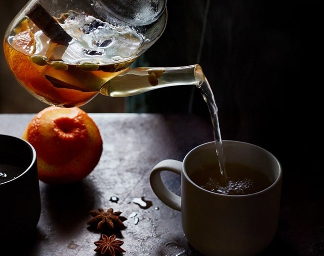 Một t&aacute;ch tr&agrave; ấm kh&ocirc;ng chỉ xua tan gi&aacute; r&eacute;t m&agrave; c&ograve;n tăng cường sức khỏe m&ocirc;̃i ngày.