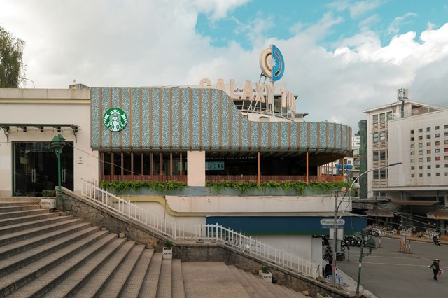 Tại Đ&agrave; Lạt, kh&ocirc;ng gian của Starbucks chợ Đ&agrave; Lạt mang phong c&aacute;ch mở, cho ph&eacute;p kh&aacute;ch h&agrave;ng ngắm nh&igrave;n trọn vẹn khung cảnh th&agrave;nh phố. &nbsp;