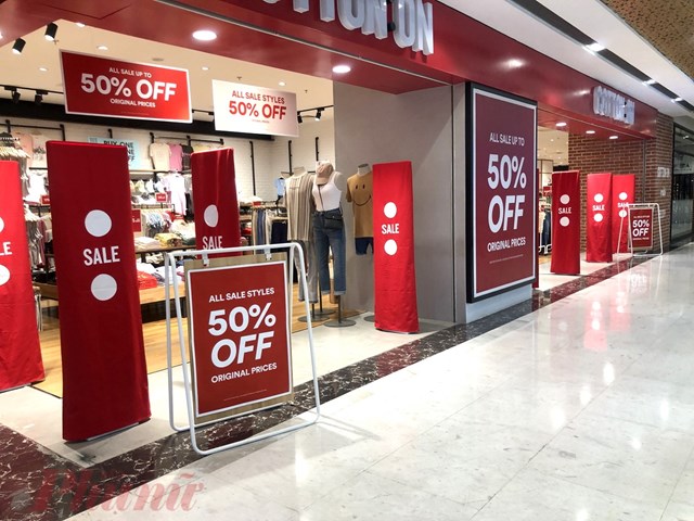 Doanh nghiệp b&#225;n lẻ chạy đua khuyến m&#227;i dịp cuối năm 2025 - Ảnh 1