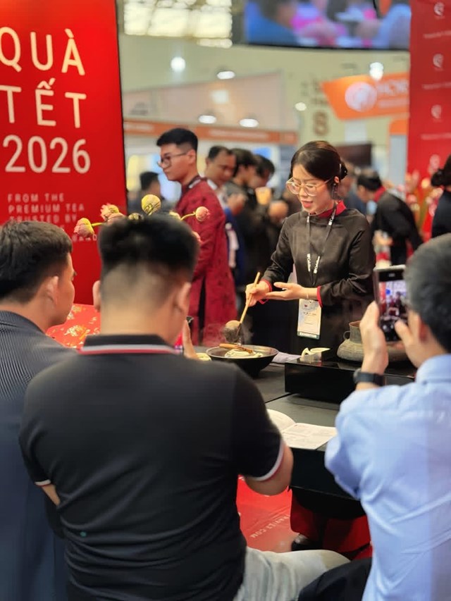 Lotus Tea Experience&#39;: Nghệ thuật pha tr&#224; trong hoa sen - Ảnh 1