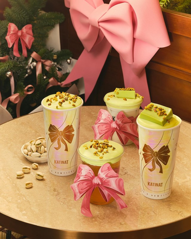 Việc đồng loạt ra mắt Ly Ph&eacute;p M&agrave;u v&agrave; bộ đ&ocirc;i Merry Pistachio kh&ocirc;ng chỉ l&agrave; động th&aacute;i l&agrave;m mới danh mục sản phẩm, m&agrave; đ&oacute; c&ograve;n l&agrave; c&aacute;ch Katinat gửi lời ch&uacute;c m&ugrave;a lễ hội bằng ng&ocirc;n ngữ ri&ecirc;ng, nhẹ nh&agrave;ng, tinh tế, vừa đủ s&aacute;ng tạo v&agrave; đầy cảm x&uacute;c