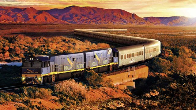 Indian Pacific - chuyến t&agrave;u Ấn Độ Dương - Th&aacute;i B&igrave;nh Dương với h&agrave;nh tr&igrave;nh d&agrave;i 4.352k, khởi h&agrave;nh từ Sydney đến Perth trong 4 ng&agrave;y đ&atilde; mang đến cho du kh&aacute;ch nhiều trải nghiệm th&uacute; vị khi đến với xứ sở kangaroo.