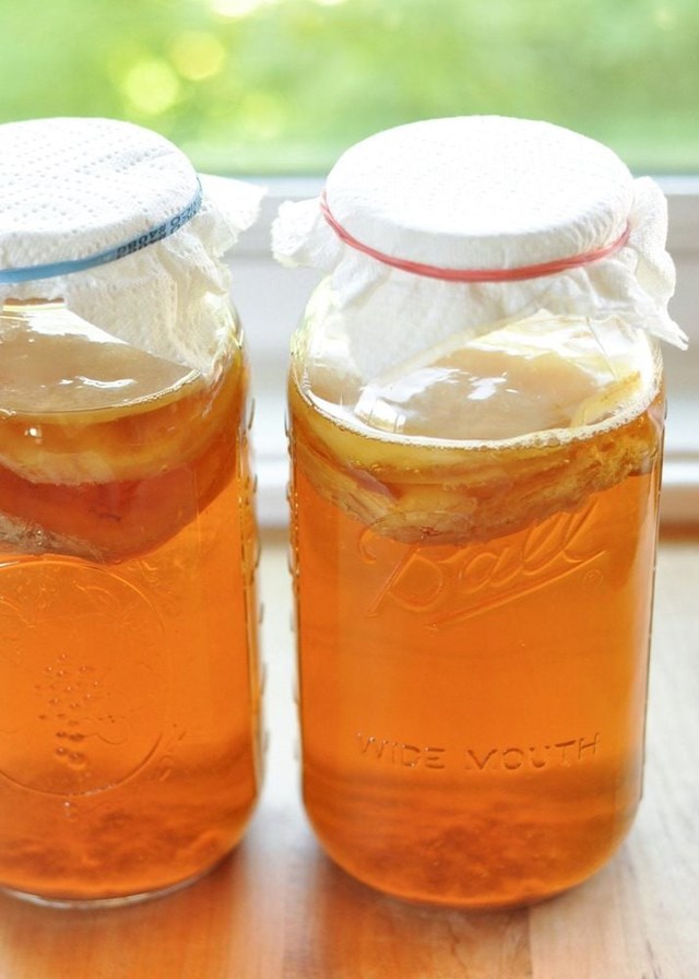 Các chất chống oxy hóa trong trà kombucha giúp giảm viêm ruột, bảo vệ lớp niêm mạc.