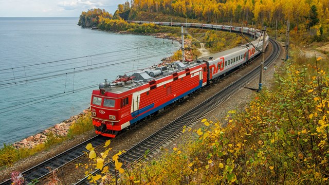 Chuyến t&agrave;u xuy&ecirc;n Siberia, với lịch sử hơn 100 năm, l&agrave; h&agrave;nh tr&igrave;nh đường sắt nổi tiếng nối từ Moscow đến Vladivostok qua 9.288 km, mang lại trải nghiệm xuy&ecirc;n lục địa &Aacute;-&Acirc;u. Quản l&yacute; bởi Golden Eagle Luxury Trains, tour 11 ng&agrave;y đ&ecirc;m c&oacute; gi&aacute; từ 17.595 USD đến 74.895 USD, y&ecirc;u cầu đặt trước 12 th&aacute;ng. &nbsp;