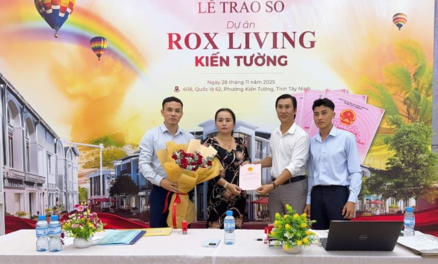 Trao sổ đỏ cho kh&aacute;ch mua dự &aacute;n ROX Living Kiến Tường &nbsp;