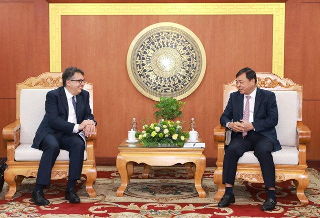 &Ocirc;ng Nguy&ecirc;̃n Hoàng Hi&ecirc;̣p, Thứ trưởng Bộ N&ocirc;ng nghiệp &amp; M&ocirc;i trường (b&ecirc;n phải) tiếp đ&oacute;n v&agrave; trao đổi với &ocirc;ng Remy Ejel, Tổng Gi&aacute;m đốc Nestl&eacute; Khu vực Ch&acirc;u &Aacute;, Ch&acirc;u Đại Dương v&agrave; Ch&acirc;u Phi (b&ecirc;n tr&aacute;i) &nbsp;