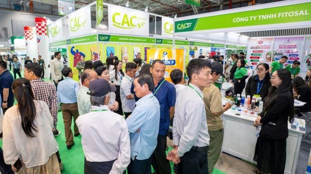 C&aacute;c đại biểu tham quan gian h&agrave;ng tại triển l&atilde;m &nbsp;