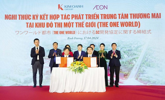 C&aacute;c th&agrave;nh vi&ecirc;n HĐQT Kim Oanh Group chụp h&igrave;nh lưu niệm với c&aacute;c đối t&aacute;c Sumitomo Forestry, Kumagai Gumi, NTT Urban Development sau lễ k&yacute; kết hợp t&aacute;c tại Nhật Bản &nbsp;