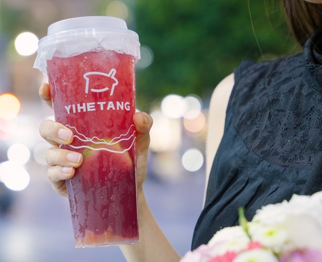 Trà Lựu Hồng Ngọc gây ấn tượng ngay từ ánh nhìn đầu tiên với sắc đỏ rực rỡ của nước ép lựu.