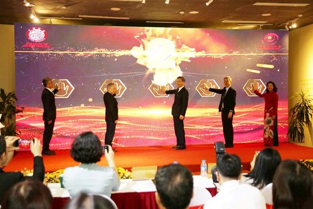 &nbsp;C&aacute;c đại biểu thực hiện nghi thức khai mạc Triển l&atilde;m