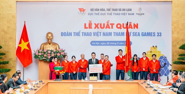 Thủ Tướng Phạm Minh Ch&iacute;nh cổ vũ tinh thần cho Đo&agrave;n thể thao Việt Nam tại lễ xuất qu&acirc;n