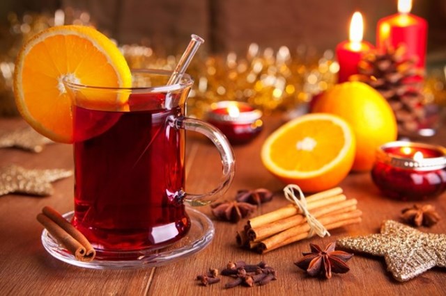 Ở Đức và Áo, vang nóng được gọi là glühwein và thường kết hợp cùng đinh hương, quế, hồi. Ảnh minh họa