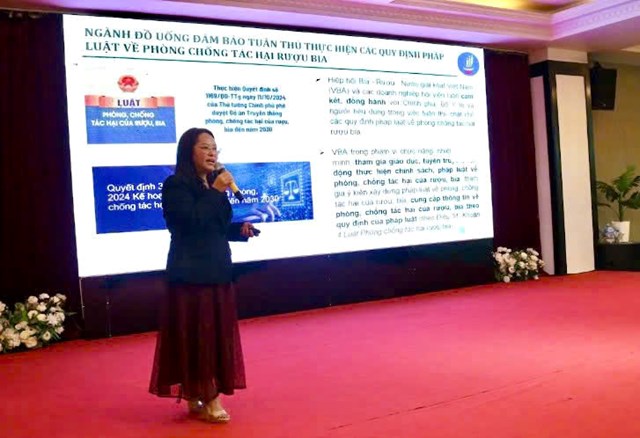 Đại diện VBA Trịnh Thị V&acirc;n Giang chia sẻ về &ldquo;Tr&aacute;ch nhiệm v&agrave; c&aacute;c s&aacute;ng kiến của Ng&agrave;nh Đồ uống Việt Nam trong việc th&uacute;c đẩy h&agrave;nh vi ti&ecirc;u d&ugrave;ng c&oacute; tr&aacute;ch nhiệm&rdquo; &nbsp;