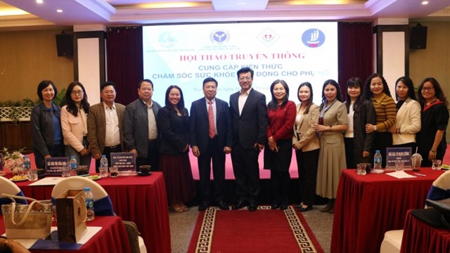 &Ocirc;ng Vũ Mạnh Cường chụp ảnh c&ugrave;ng c&aacute;c kh&aacute;ch mời, ban tổ chức tại Hội thảo &nbsp;