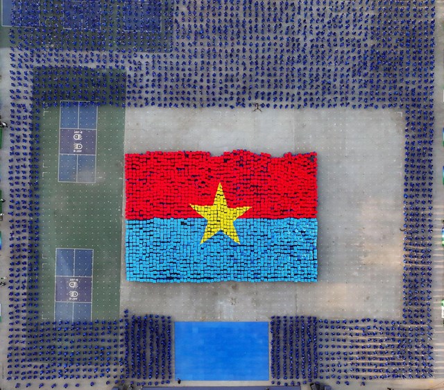 M&agrave;n xếp h&igrave;nh l&aacute; cờ của Mặt trận d&acirc;n tộc giải ph&oacute;ng Miền Nam Việt Nam tr&ecirc;n nền nhạc Nh&agrave; T&ocirc;i C&oacute; Một L&aacute; Cờ.