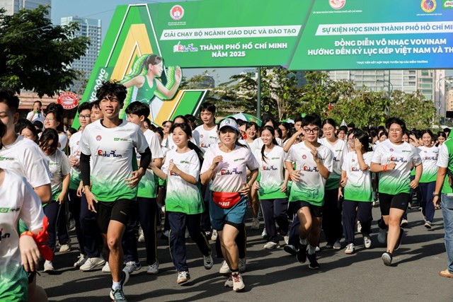 H&agrave;ng ngh&igrave;n học sinh TP.HCM xuất ph&aacute;t tr&ecirc;n đường chạy EduRun.