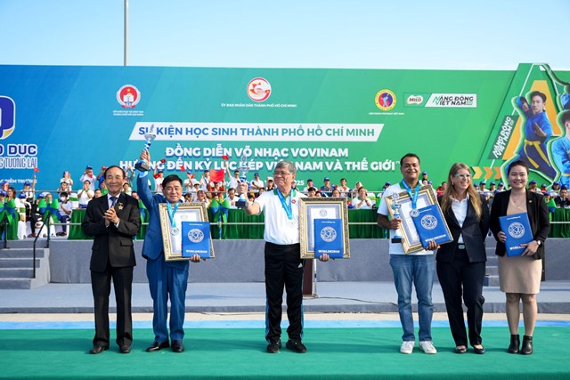 Đồng diễn Vovinam 60.000 học sinh ch&iacute;nh thức x&aacute;c lập kỷ lục k&eacute;p Việt Nam v&agrave; thế giới. &nbsp;