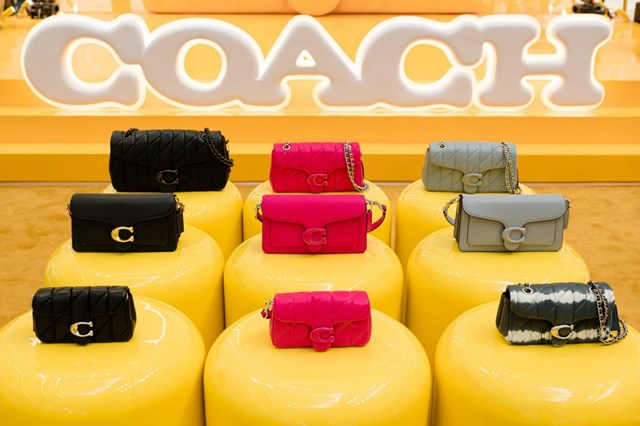 Coach khai trương sự kiện pop-up Tabby Pop Up Activation 2024, một kh&ocirc;ng gian s&ocirc;i động nhằm t&ocirc;n vinh phong c&aacute;ch c&aacute; nh&acirc;n c&ugrave;ng chiếc t&uacute;i Quilted Tabby