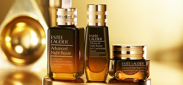 Bộ sản phẩm Est&eacute;e Lauder Advanced Night Repair nổi tiếng với khả năng phục hồi v&agrave; chăm s&oacute;c l&agrave;n da. Bộ gồm serum v&agrave; c&aacute;c sản phẩm chuy&ecirc;n biệt cho v&ugrave;ng mắt, gi&uacute;p l&agrave;m s&aacute;ng da, giảm dấu hiệu l&atilde;o h&oacute;a v&agrave; cải thiện kết cấu da. &nbsp;