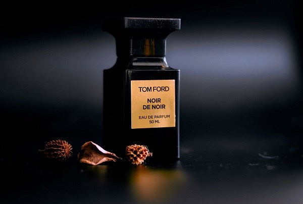 Tom Ford Noir de Noir mang hương tr&agrave; đen h&ograve;a quyện c&ugrave;ng hoa hồng, nấm truffle v&agrave; hương gỗ, mang đến cảm gi&aacute;c trầm ấm, đầy quyến rũ. &nbsp;