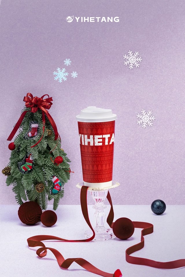 Phi&ecirc;n bản m&agrave;u đỏ của chiếc ly gợi nhớ đến sắc đỏ của trang phục Santa, của quả ch&acirc;u trang tr&iacute; tr&ecirc;n c&acirc;y th&ocirc;ng, của ruy băng quấn quanh những hộp qu&agrave;