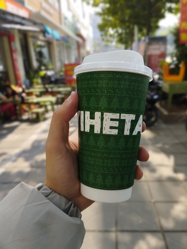 Nhiều kh&aacute;ch h&agrave;ng th&iacute;ch th&uacute; khi thưởng tr&agrave; được đựng trong BST ly mới nh&agrave; Yi He Tang cho m&ugrave;a Gi&aacute;ng Sinh năm nay