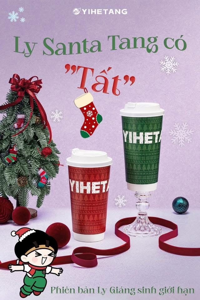 M&ugrave;a Gi&aacute;ng Sinh năm nay, Yi He Tang mang đến phi&ecirc;n bản ly giới hạn &ldquo;Santa Tang c&oacute; Tất&rdquo;, t&aacute;i hiện h&igrave;nh ảnh đ&ocirc;i tất len quen thuộc bằng thiết kế m&agrave;u đỏ v&agrave; xanh đậm kh&ocirc;ng kh&iacute; Noel