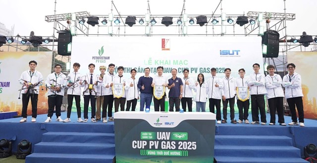 Ban tổ chức trao cờ thi đấu cho c&aacute;c đội thi &nbsp;