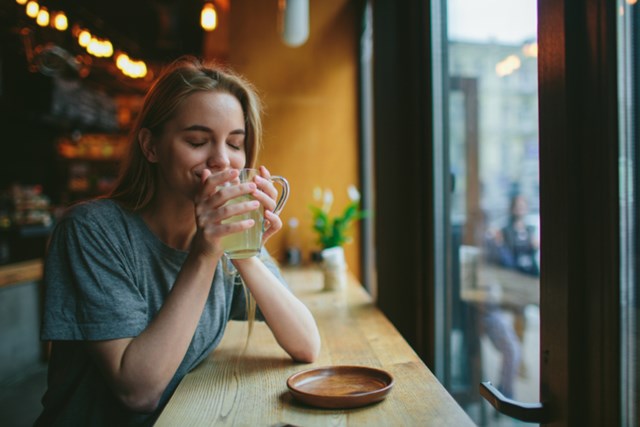 Uống trà nóng chứa caffeine không chỉ giúp thư giãn mà còn giảm 74% nguy cơ mắc bệnh glôcôm, bảo vệ mắt hiệu quả.