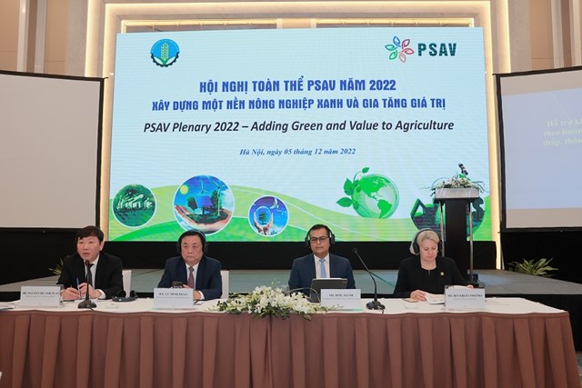 Ông Lê Minh Hoan, Bộ trưởng Bộ NN_PTNT và ông Binu Jacob, TGĐ Nestlé Việt Nam, đồng chủ trì phiên họp toàn thể PSAV 2022