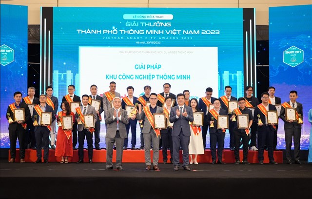 Đại diện TNTech nhận giải thưởng &ldquo;Th&agrave;nh phố th&ocirc;ng minh 2023&rdquo;. &nbsp;