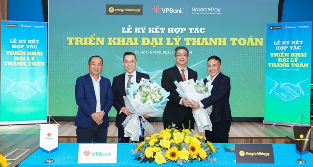 &Ocirc;ng Ph&ugrave;ng Duy Khương - Ph&oacute; Tổng Gi&aacute;m đốc thường trực phụ tr&aacute;ch ph&iacute;a Nam, Gi&aacute;m đốc khối KHCN VPBank (thứ 2 từ tr&aacute;i sang) tại Lễ k&yacute; kết &nbsp;