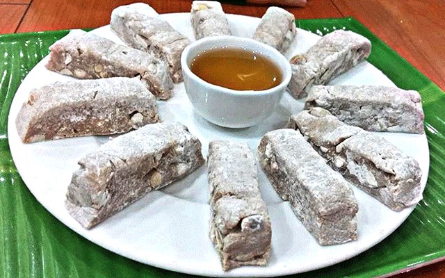 Chè lam, món bánh ngọt dân gian, hòa quyện vị ngọt thanh của mật mía, cay nồng của gừng và bùi béo của đậu phộng, đưa ta trở về ký ức Tết xưa giản dị mà ấm áp.