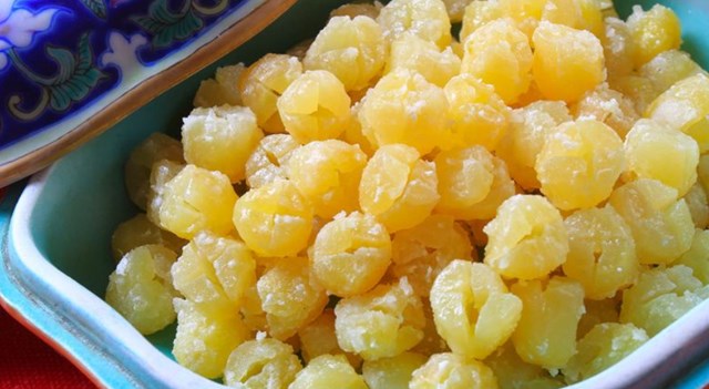 Mứt hạt sen, biểu tượng của sự thanh tao và bình yên, mang ý nghĩa cầu chúc sự viên mãn.