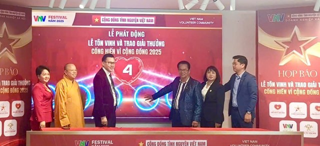 C&aacute;c đại biểu thực hiện nghi thức c&ocirc;ng bố th&ocirc;ng tin về Festival &ldquo;Kết nối những tr&aacute;i tim thiện nguyện to&agrave;n quốc&rdquo; lần thứ VIII; về Lễ t&ocirc;n vinh v&agrave; trao Giải thưởng &ldquo;Cống hiến v&igrave; Cộng đồng&rdquo; năm 2025