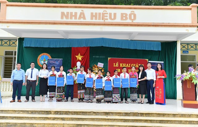 Những suất học bổng được Ng&acirc;n h&agrave;ng Ki&ecirc;n Long trao tặng đến những em học sinh ngh&egrave;o c&oacute; th&agrave;nh t&iacute;ch vượt kh&oacute; trong học tập &nbsp;