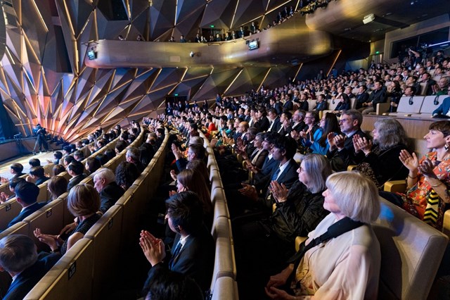 Kh&aacute;n ph&ograve;ng Lễ trao giải VinFuture 2025.