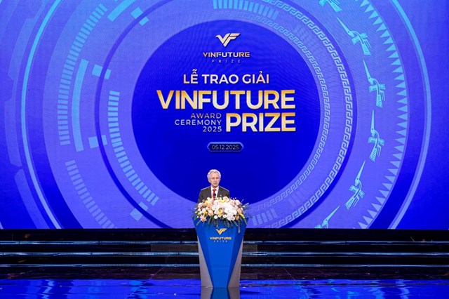 GS. Richard Friend, Chủ tịch Hội đồng Giải thưởng chia sẻ th&ocirc;ng điệp ch&iacute;nh của VinFuture m&ugrave;a thứ 5:&ldquo;C&ugrave;ng vươn m&igrave;nh &ndash; C&ugrave;ng thịnh vượng&rdquo;. &nbsp;