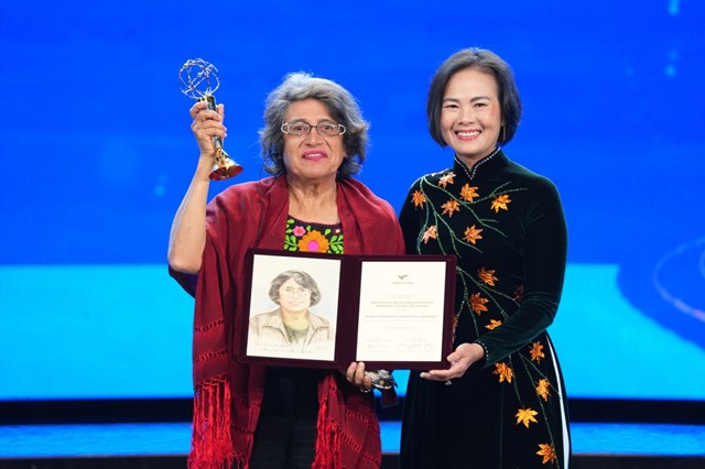 Giải Đặc biệt VinFuture 2025 d&agrave;nh cho Nh&agrave; khoa học đến từ c&aacute;c nước đang ph&aacute;t triển vinh danh GS. Mar&iacute;a Esperanza Mart&iacute;nez-Romero(Mexico).