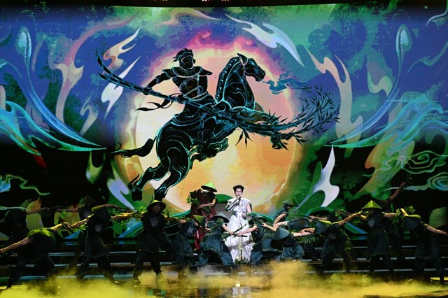 Tiết mục "Ph&ugrave; Đổng Thi&ecirc;n Vương &ndash; Đất nước lời ru" do ca sĩ Đức Ph&uacute;c biểu diễn như một lời ch&agrave;o từ Việt Nam gửi tới bạn b&egrave; quốc tế. Đ&acirc;y cũng l&agrave; b&agrave;i h&aacute;t gi&uacute;p nam ca sĩ gi&agrave;nh Qu&aacute;n qu&acirc;n Intervision 2025 tại Nga. &nbsp;