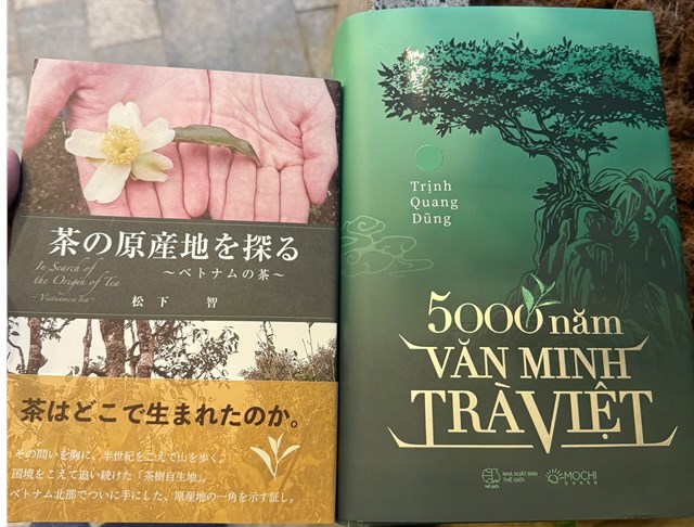 Nghệ thuật h&ograve;a quyện với học thuật khi họa sĩ Trịnh Quang Vũ tr&igrave;nh l&agrave;ng t&aacute;c phẩm hội họa Lịch sử tr&agrave; Việt, t&aacute;i hiện h&agrave;nh tr&igrave;nh c&acirc;y tr&agrave; qua c&aacute;c thời kỳ dưới g&oacute;c nh&igrave;n mỹ thuật, bổ sung một l&aacute;t cắt cảm x&uacute;c cho bức tranh văn minh tr&agrave;.